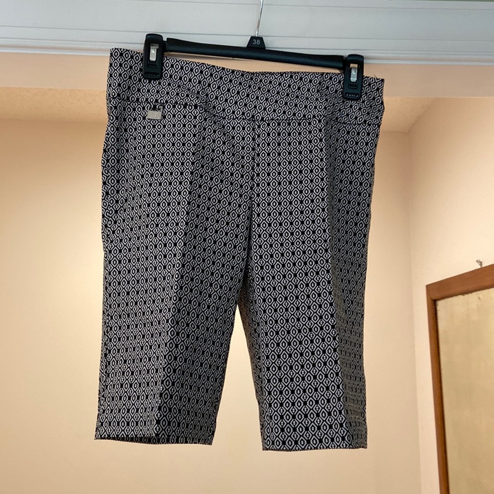 Raffaella size 6 geometric print black and white Bermuda shorts